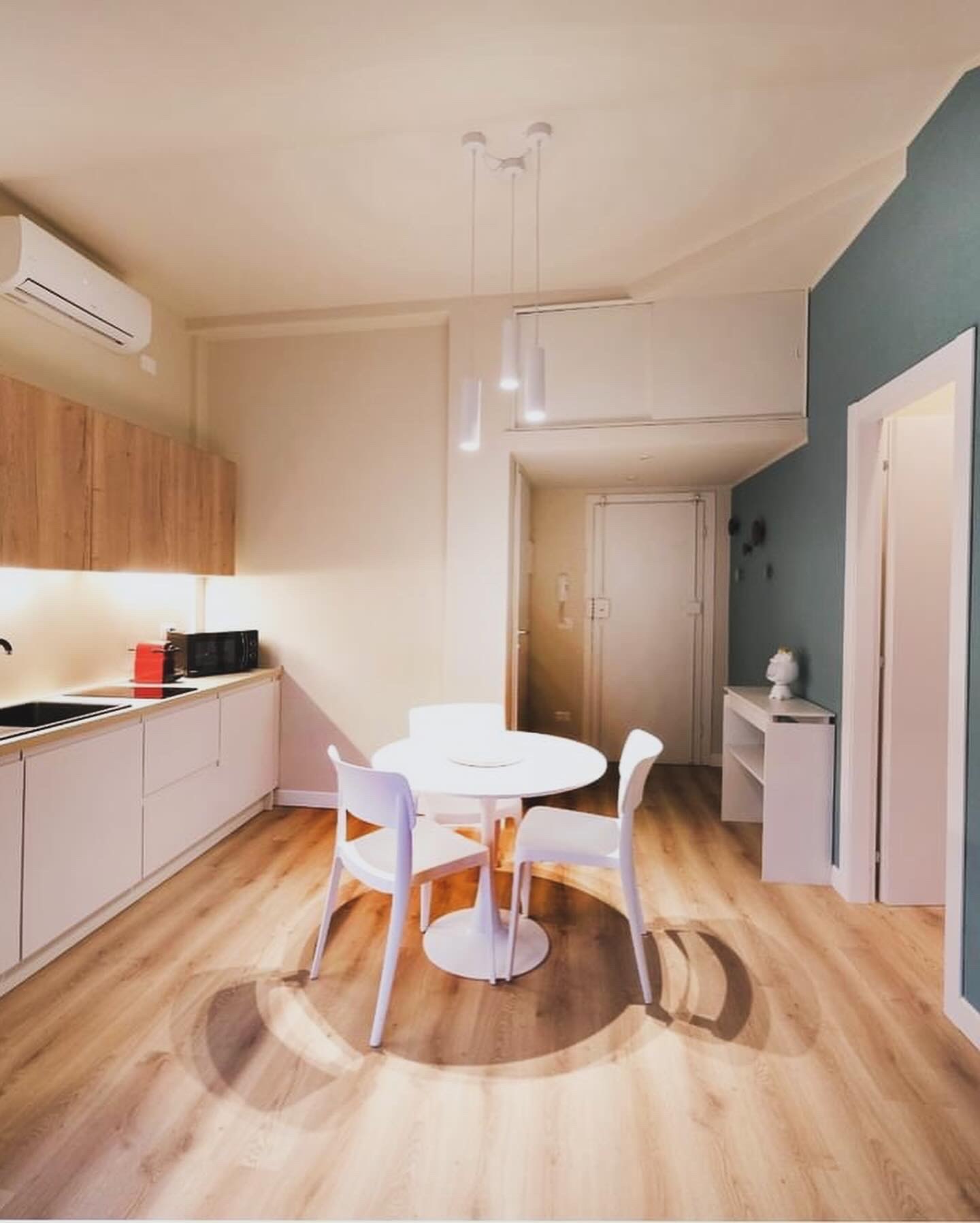Cucina e zona pranzo: finiture chiare e parete verde