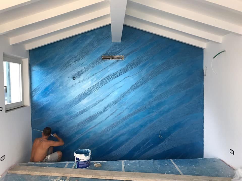 Mansarda: parete decorativa blu durante i lavori