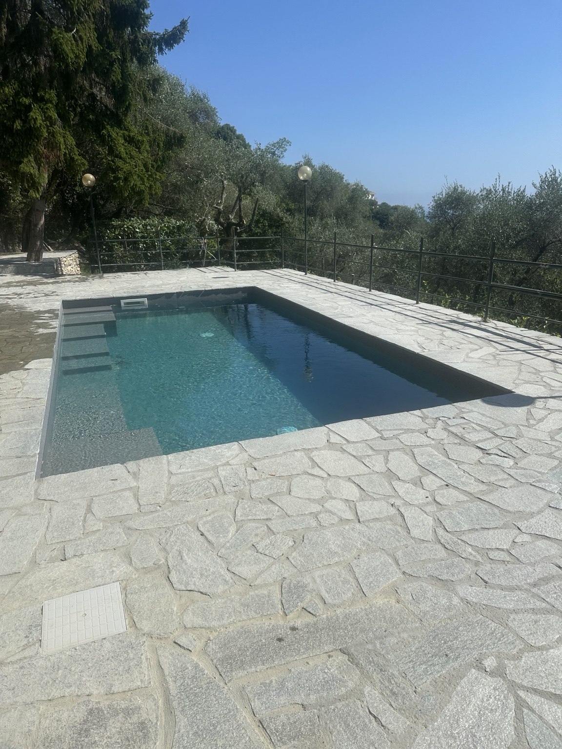 Piscina e pavimentazione esterna in pietra
