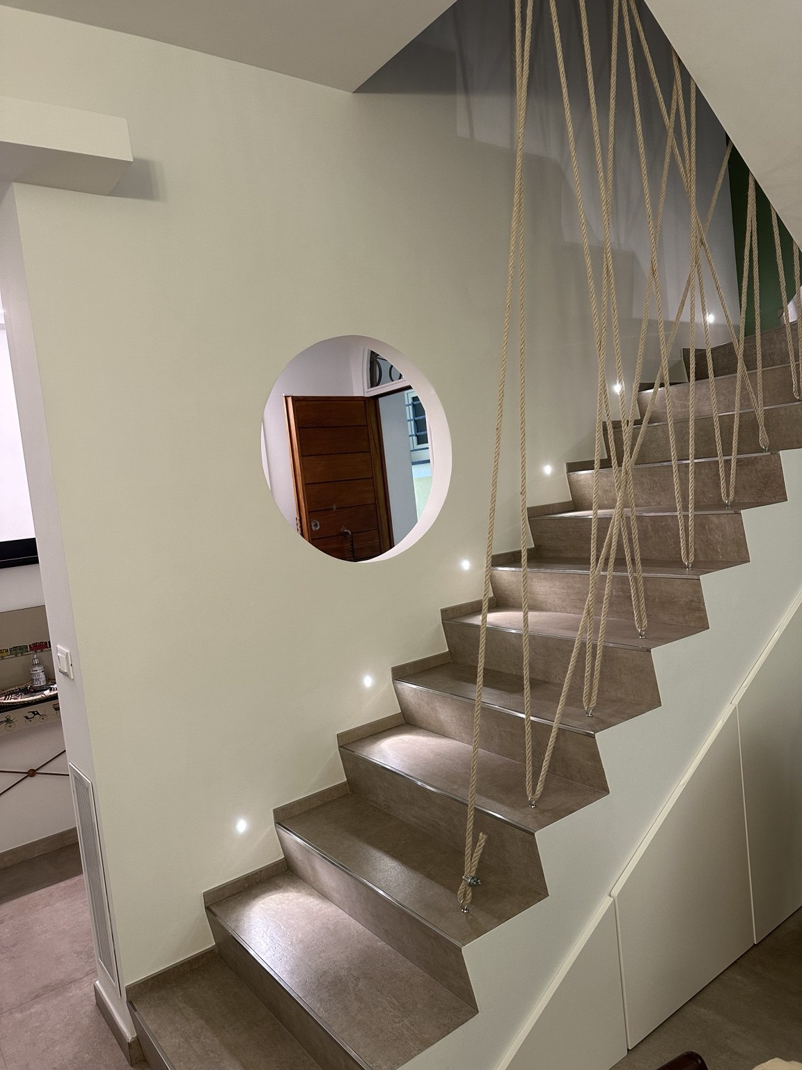 Scala interna: gradini illuminati e parapetto