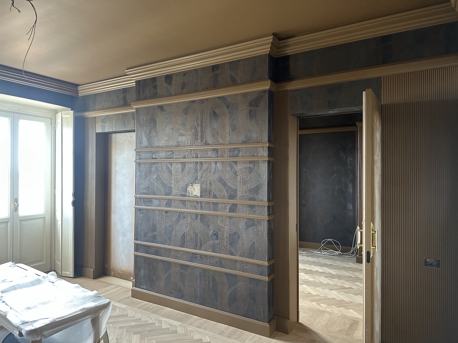 Pareti decorative, cornici e dettagli in lavorazione
