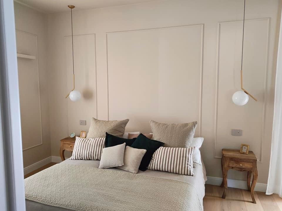 Camera da letto: boiserie e finiture dai toni chiari