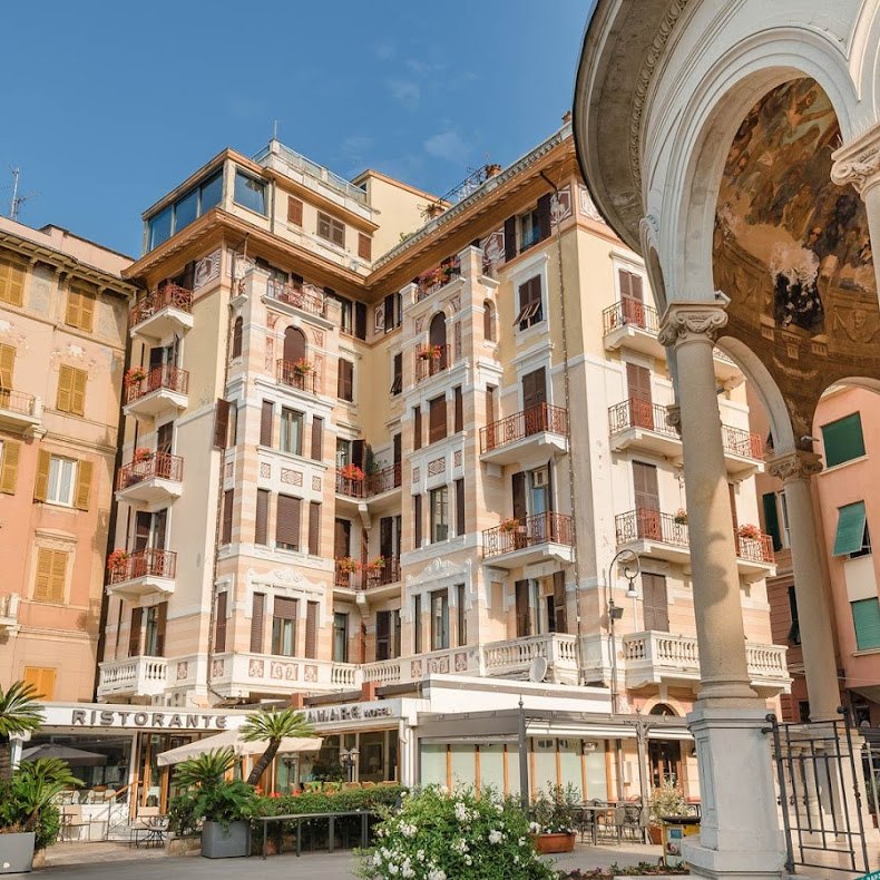 Edificio: facciata decorata e balconi
