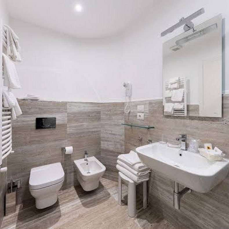 Bagno: pavimento e rivestimenti dai toni naturali
