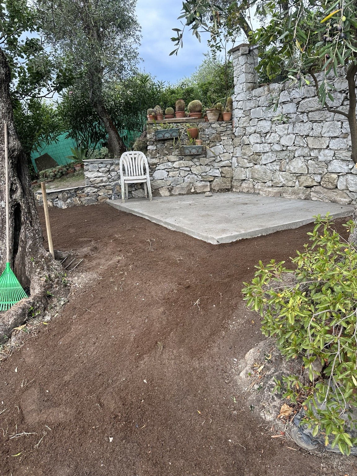 Spazio esterno con muri in pietra e area pavimentata