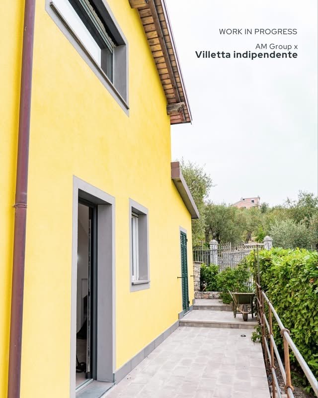 Facciata gialla e pavimentazione del percorso esterno