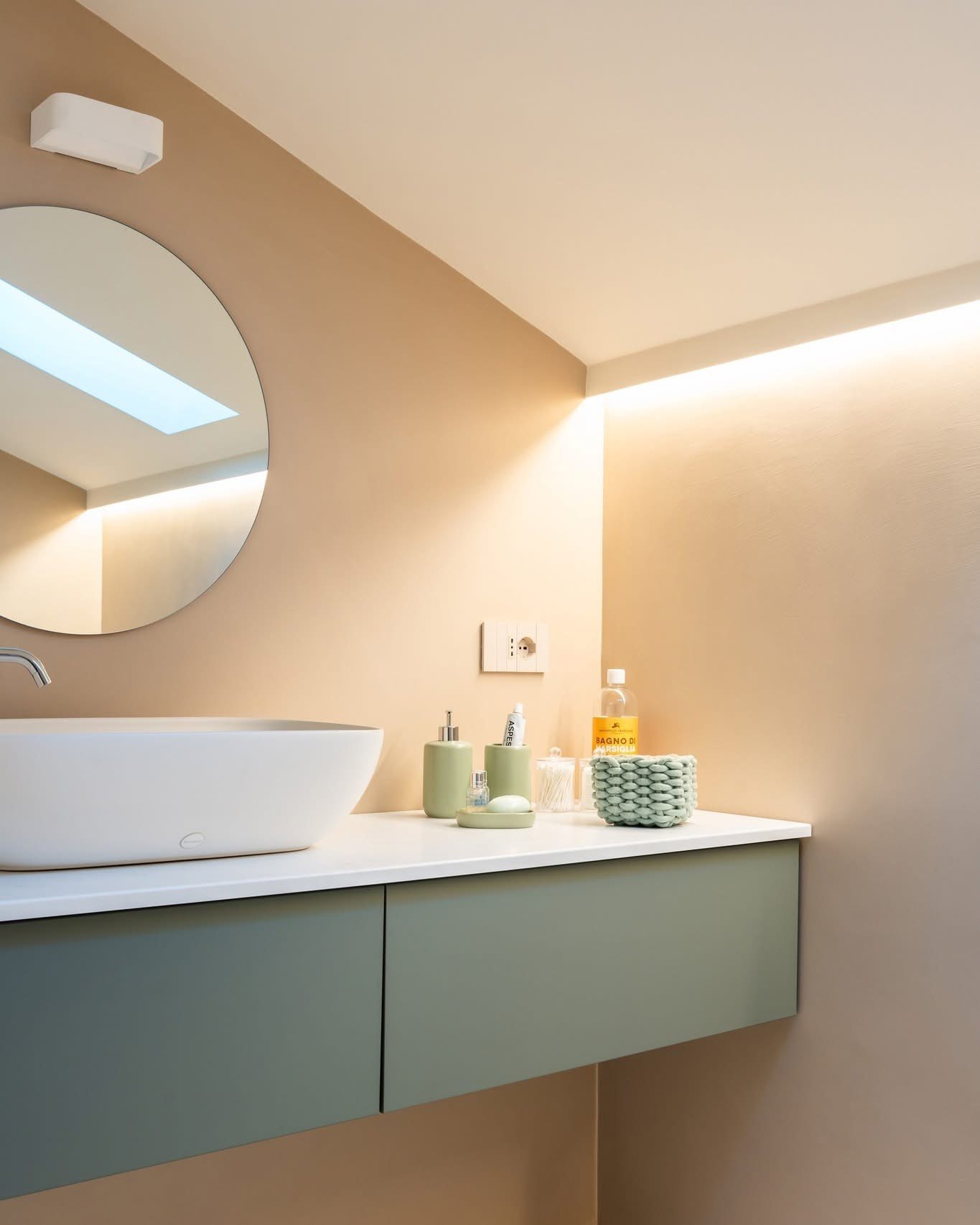 Bagno: mobile verde salvia e illuminazione dello specchio