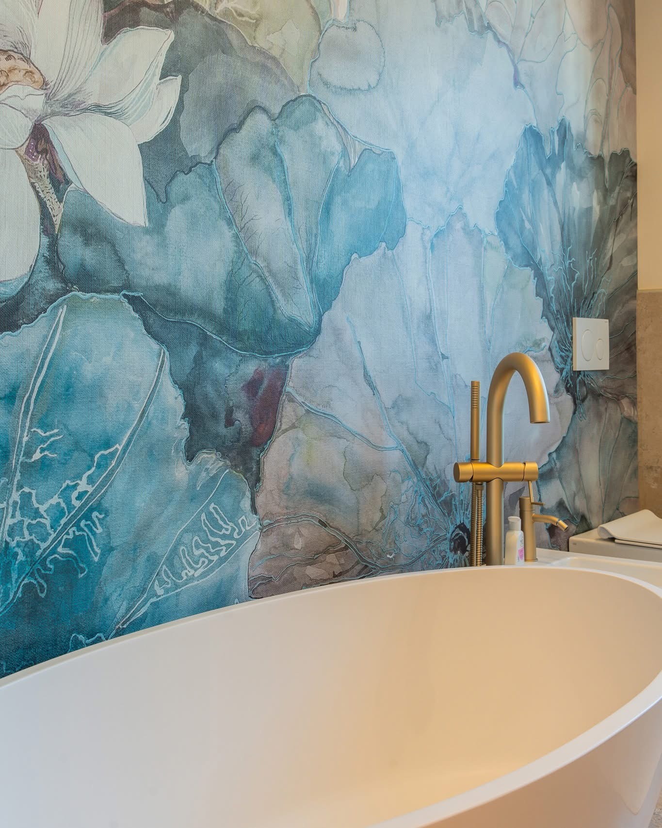 Bagno: rivestimento decorativo e dettagli dorati
