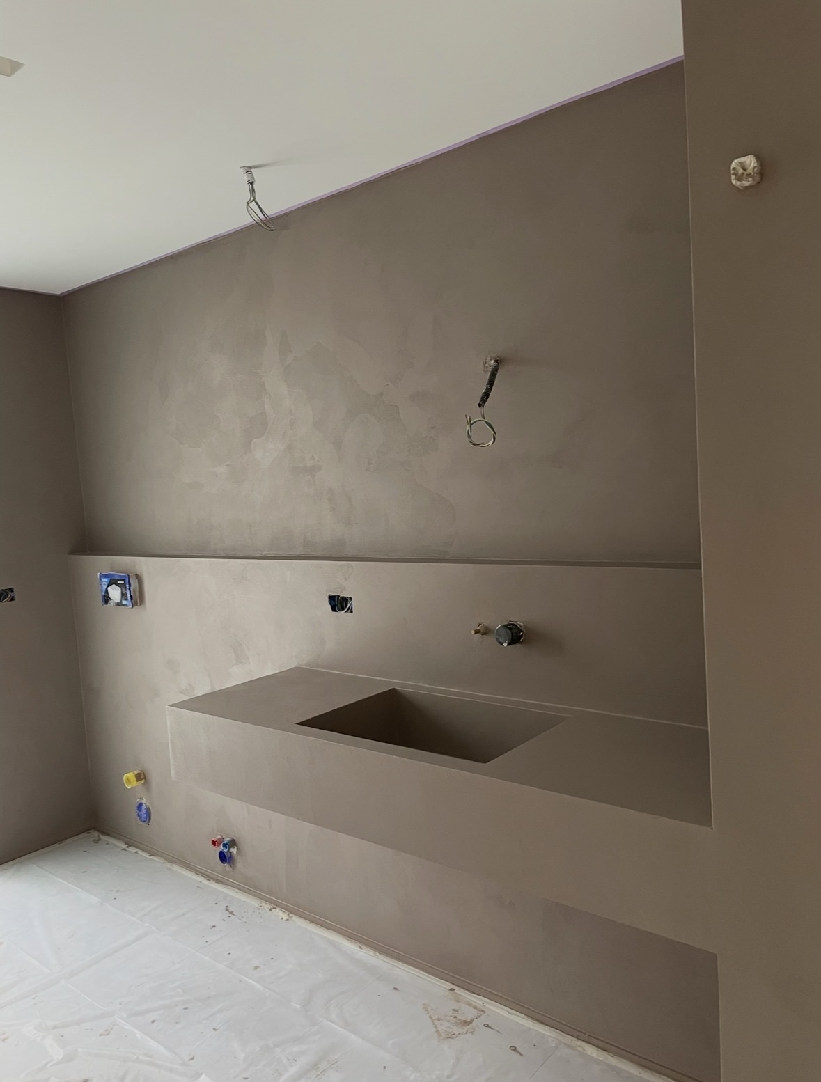 Bagno: lavabo e finiture in lavorazione