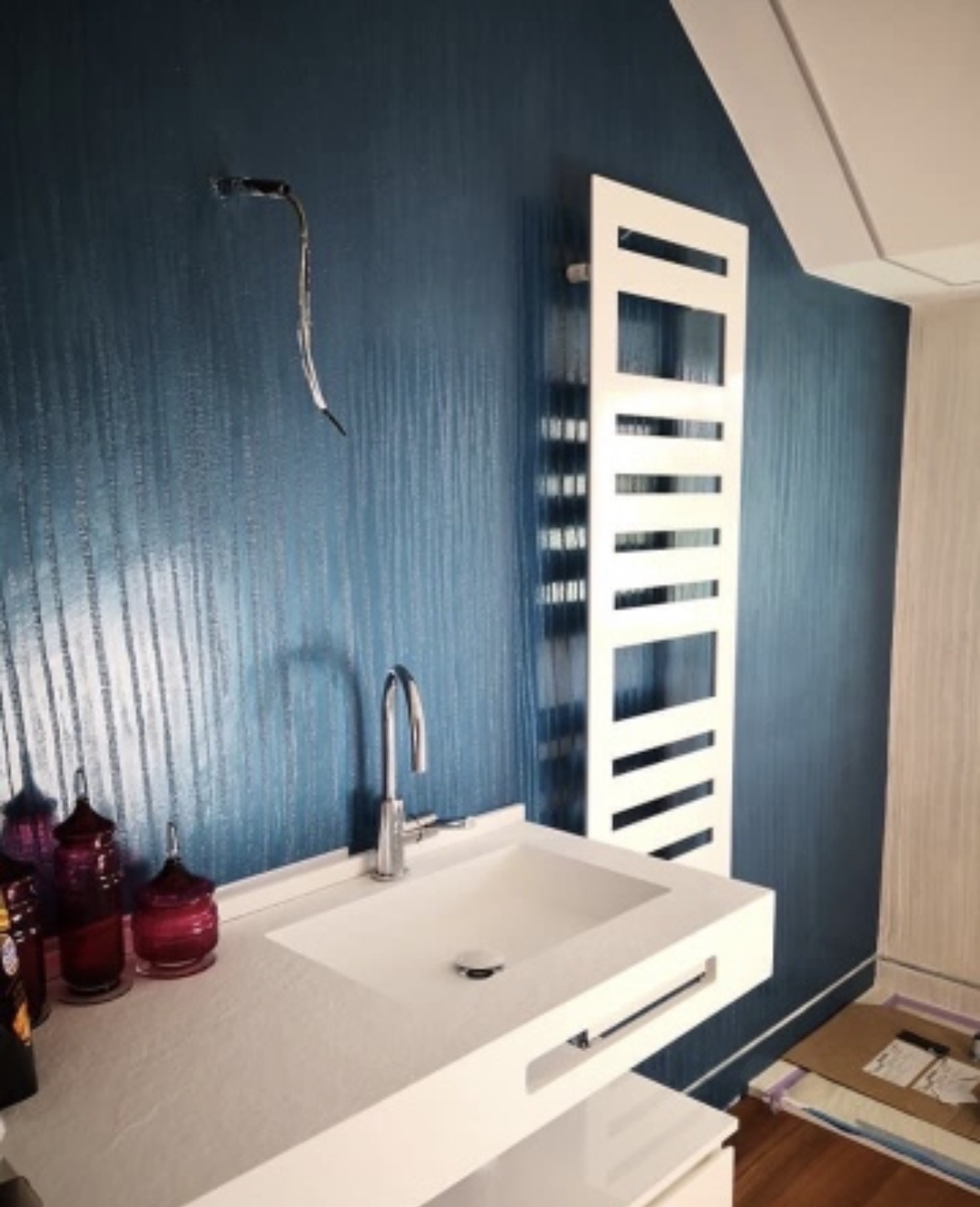 Bagno: rivestimento blu e lavabo