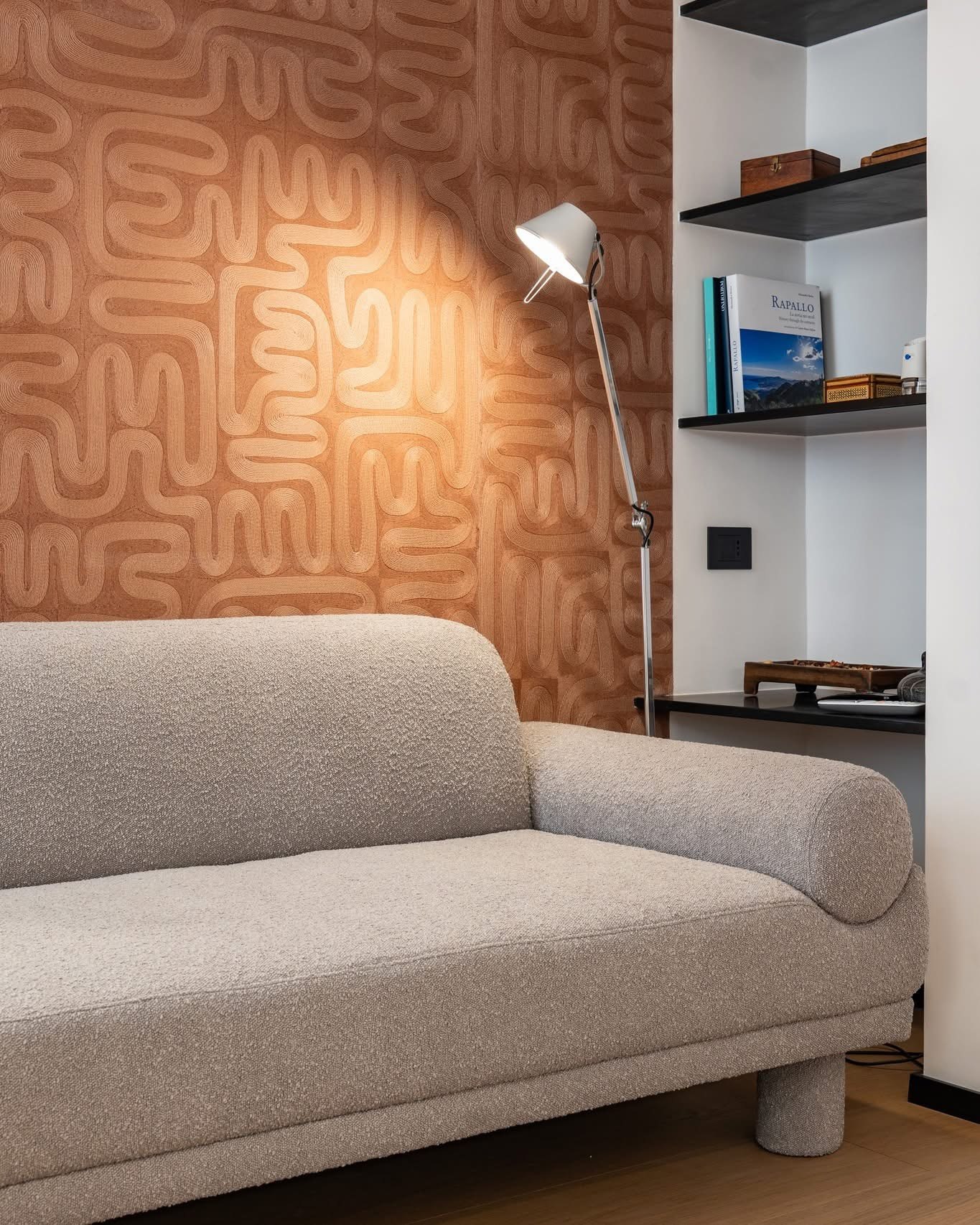 Angolo lettura: parete decorativa nei toni terracotta