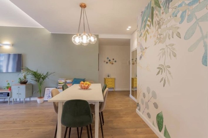 Zona pranzo: parete decorativa botanica
