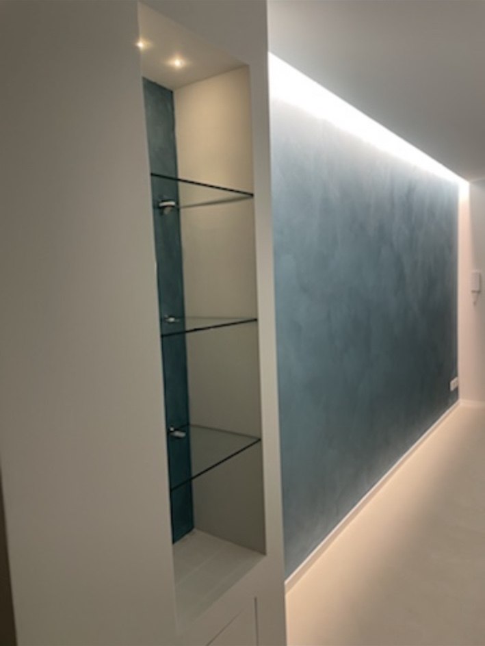 Parete decorativa azzurra con nicchia e illuminazione