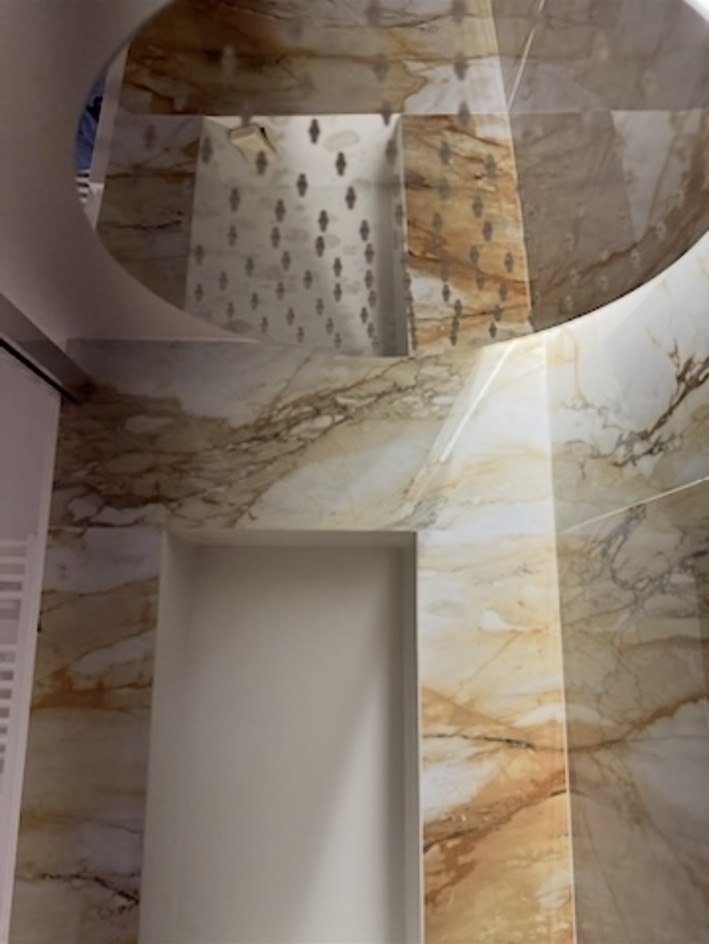 Bagno: rivestimento venato e nicchia