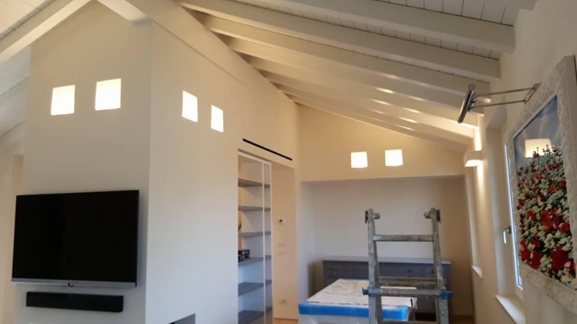 Mansarda: soffitto in legno e aperture luminose