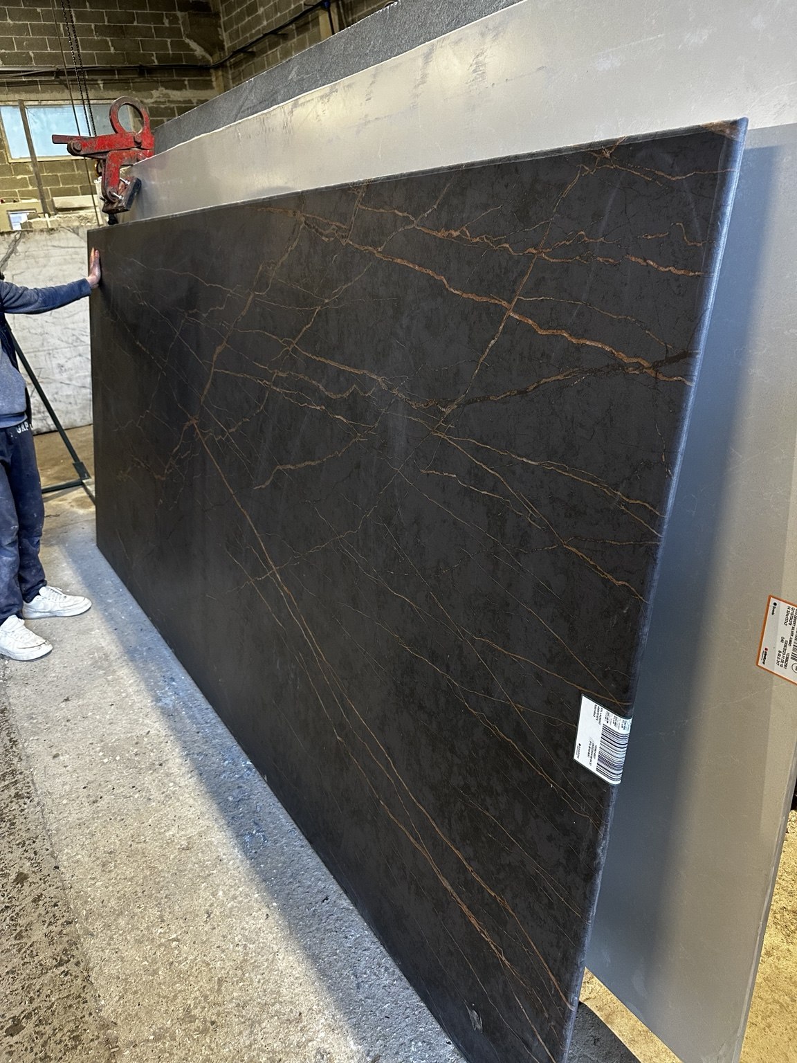 Lastra scura con venature: dettaglio del materiale