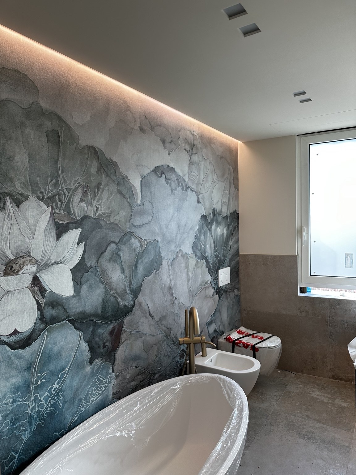 Bagno: rivestimento floreale e illuminazione