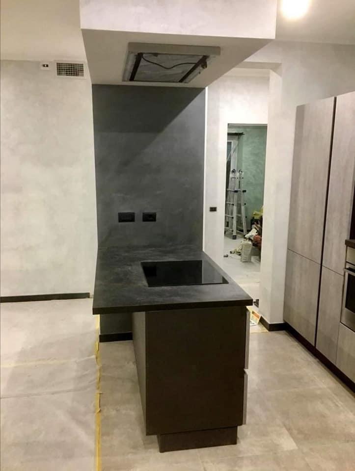 Cucina: isola e superfici scure
